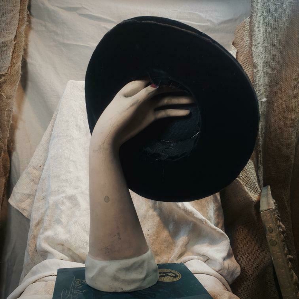 Antique Victorian 1890s hat with ostrich feathers. - Picture 6 of 7